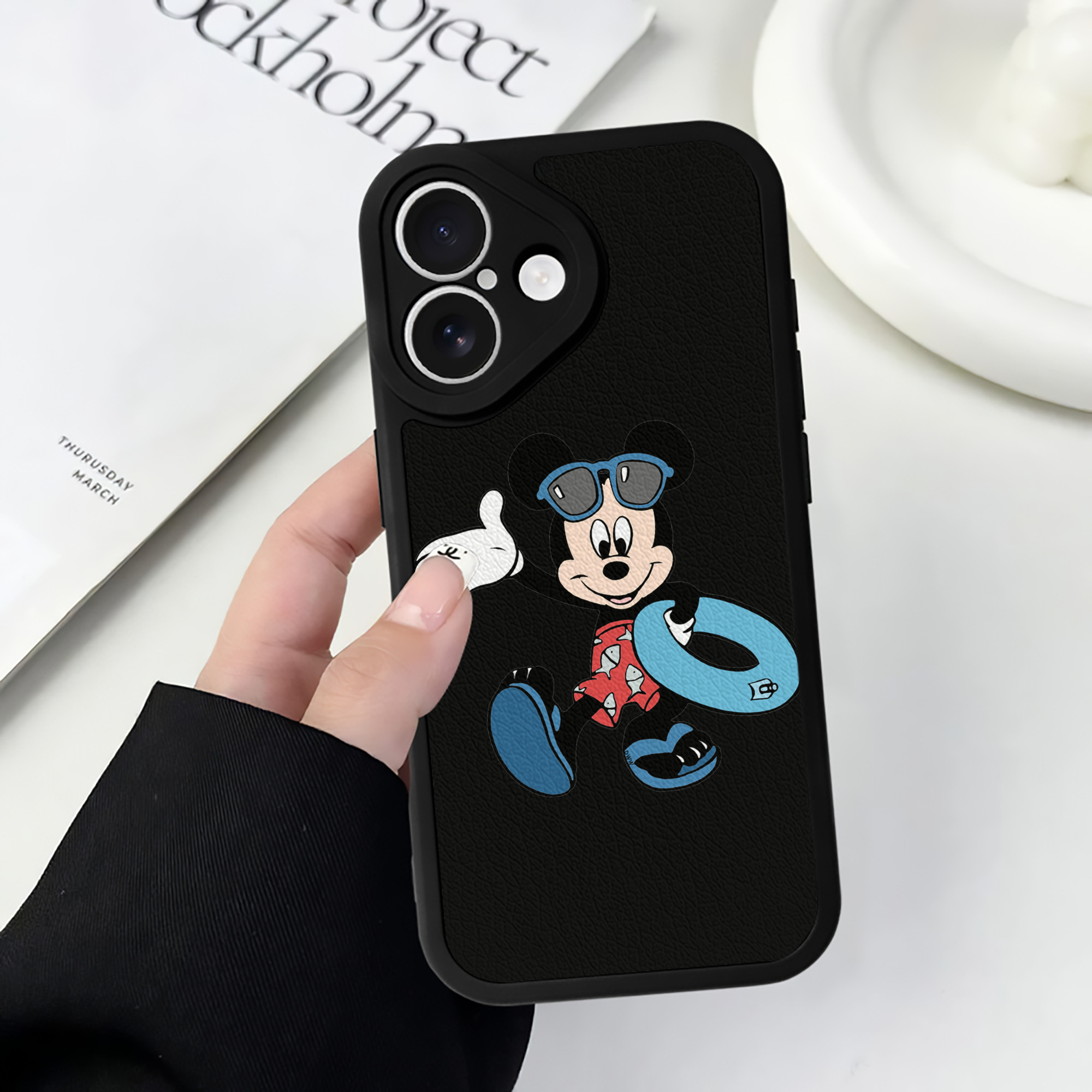 （画像用） ミッキーマウス Mickey Mouse 【iPhone 16シリーズ対応】シリコンスマホケース（レザー調） 材質：シリコン